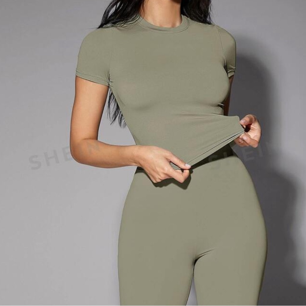 Solid fitted tee
